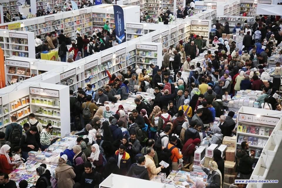 معرض القاهرة للكتاب يفتح أبوابه للجمهور وسط إقبال جماهيري كبير